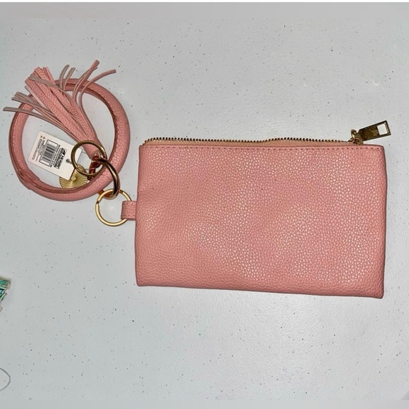 💙 NWT Pink Texture Wristlet with Tassel & Charm - Picture 1 of 6